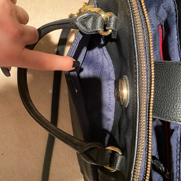 Black tommy brand bag that can be carried both cross-body and on the arm. - Picture 9 of 9